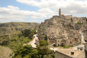 Sasso caveoso con lo sfondo della murgia